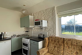 Chaffinch Cottage - kitchen with dining area