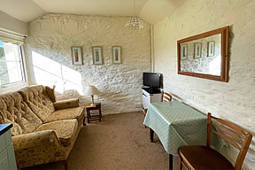 Chaffinch Cottage - lounge and dining area