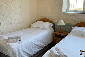 Chough Cottage -  twin bedroom