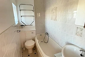 Kingfisher Cottage -  ensuite bathroom in the double bedroom