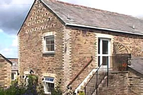 Kingfisher Cottage - exterior with stone steps