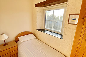 Kingfisher Cottage -  front twin bedroom