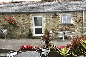 Swift Cottage - entrance and courtyard seating