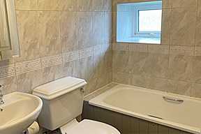 Warbler Cottage -  Bathroom/WC with bath shower