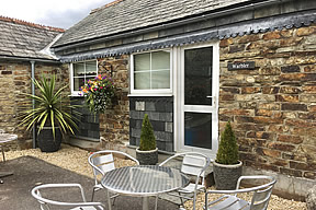 Warbler Cottage - entrance and courtyard seating