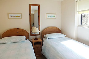 Warbler Cottage -  twin bedroom