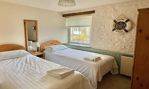 Twin bedroom in Magpie Holiday Cottage