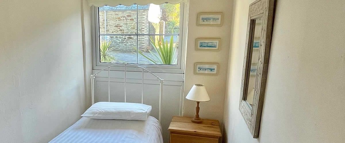 Single bedroom in Warbler Holiday Cottage